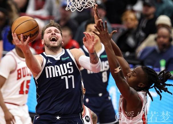 轻松突破！巴特勒晃开东契奇完成上篮