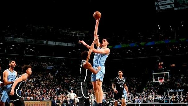 灰熊快攻掀高潮 扎克-伊迪强势扣篮2+1 灰熊快攻掀高潮 扎克-伊迪强势扣篮2+1