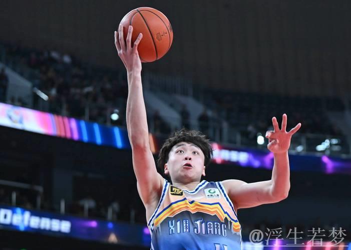 劳森跟进暴扣得分 齐麟反击上篮遗憾偏出