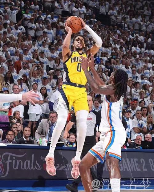 哈利伯顿冲击禁区 高难度打板上篮得手